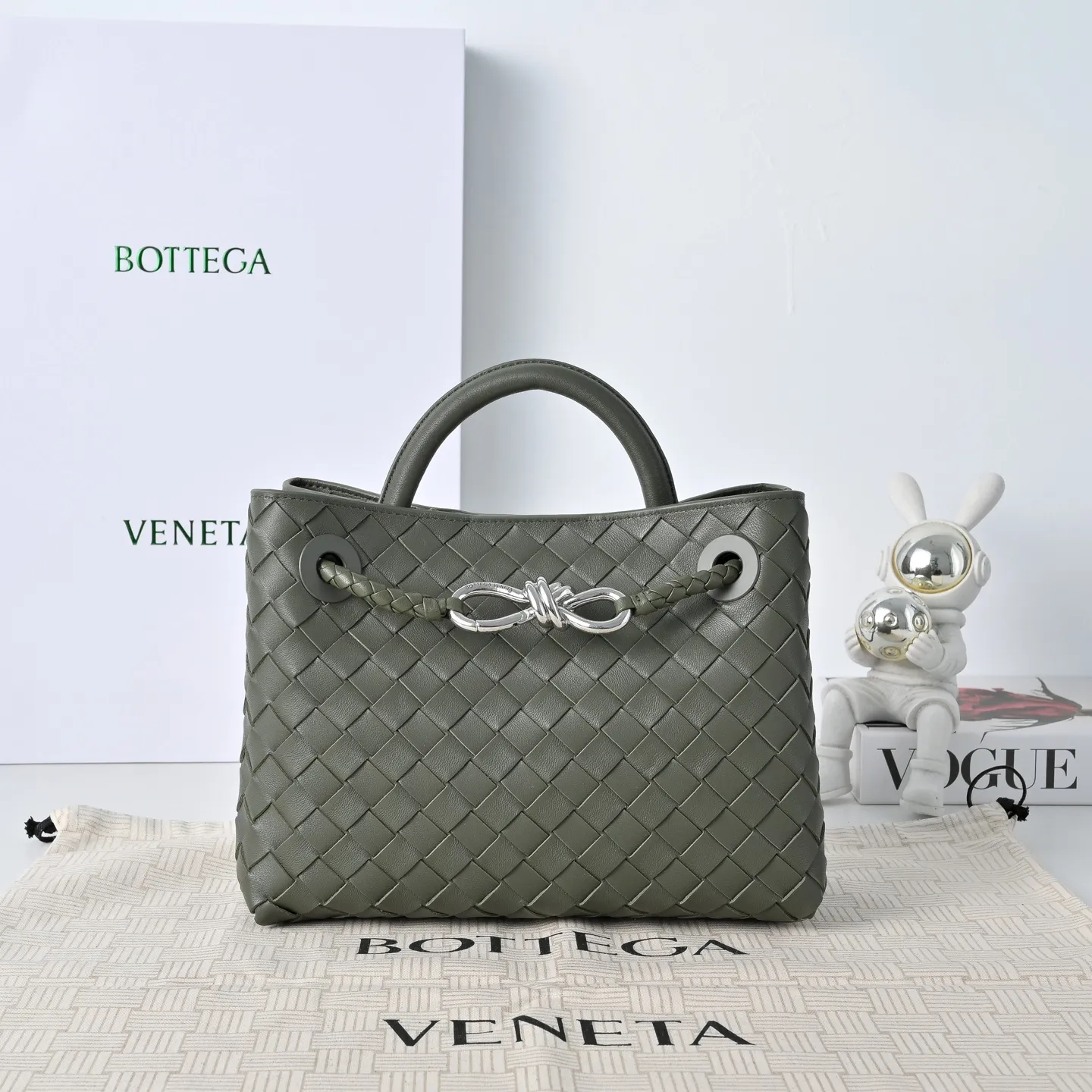 Batch 1860 B's 2023 spring and summer new style continues the brand's woven pattern style with detailed metal knot switch buckles. This time, the shoulder straps are also made into tube weaves, showing different craftsmanship. The carrying method is versatile to create more different styles. Intrecciato woven leather small handbag, equipped with sliding crossbody strap. Internal compartments, including 1 zipper pocket and 2 open pockets. Magnetic buckle closure. Size: 25*20*10cm Model: 7463
